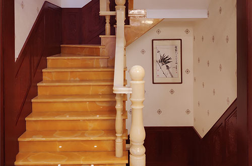 彬县中式别墅室内汉白玉石楼梯的定制安装装饰效果